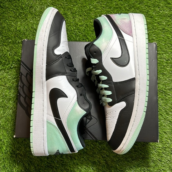 Jordan 1 Low - Picture 4 of 5